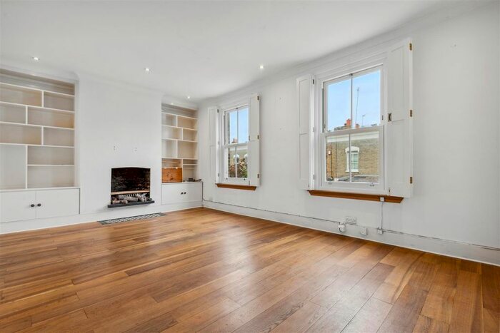 3 Bedroom Flat To Rent In Sterne Street, London, W12