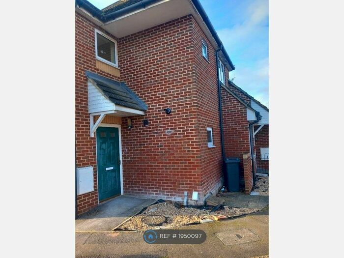 3 Bedroom Semi-Detached House To Rent In Shilling Close, Tilehurst, Reading, RG30