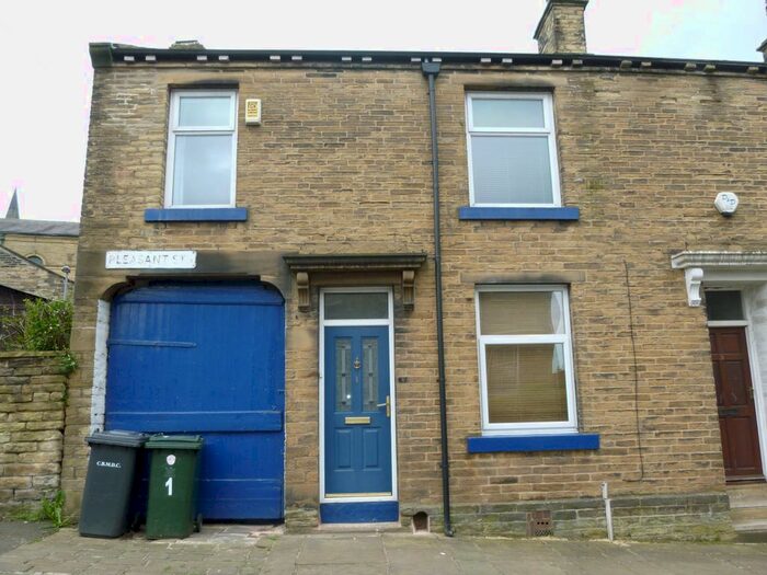 2 Bedroom End Of Terrace House To Rent In Pleasant Street, Bradford, West Yorkshire, BD7