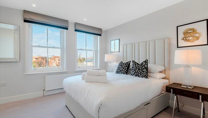 3 Bedroom Flat To Rent In Hamlet Gardens, London, W6