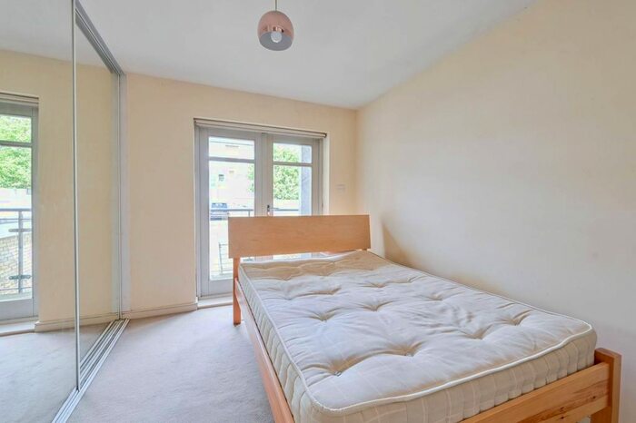 2 Bedroom Flat To Rent In Upper Tooting Road, Tooting Bec, London, SW17