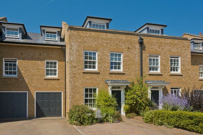 4 Bedroom Mews To Rent In The Grove, Effingham, KT24