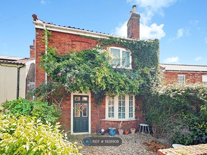 3 Bedroom Semi-Detached House To Rent In Dereham Road, Hingham, NR9