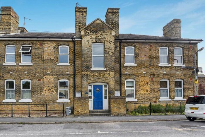 3 Bedroom Flat To Rent In Heathfield Square, London, SW18