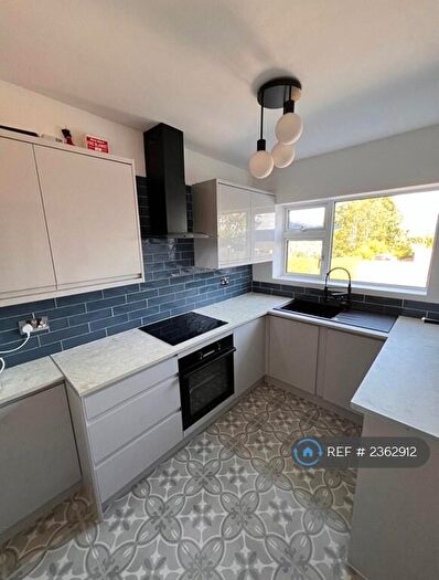 4 Bedroom Semi-Detached House To Rent In Curbar Curve, Chesterfield, S43