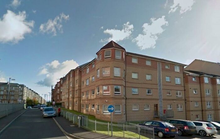 2 Bedroom Flat To Rent In Bed Furnished With Parking At Finlay Dr., G31