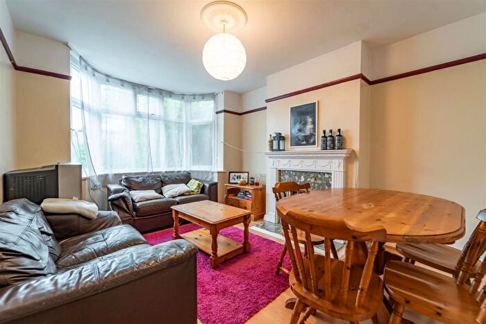 4 Bedroom Semi-Detached House To Rent In Turner Close, London, SW9