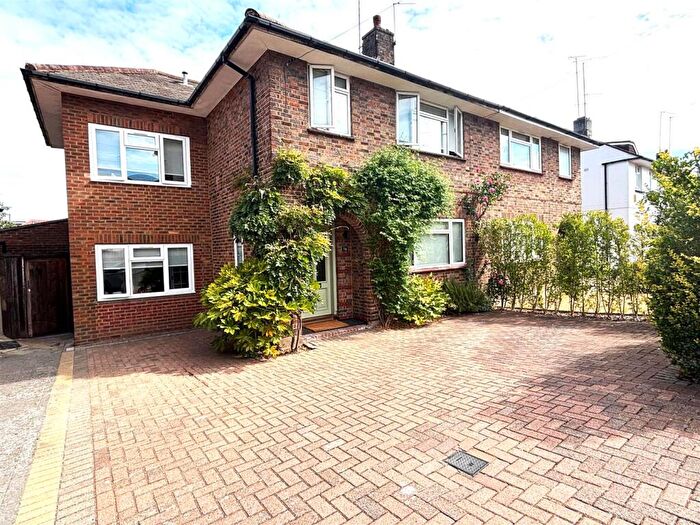 4 Bedroom Semi-Detached House To Rent In Pyecombe Corner, London, N12