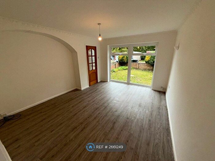 3 Bedroom Semi-detached House To Rent In Old Close, Leeds, LS11