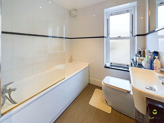 2 Bedroom Flat For Sale In Duchess Apartments, Queens Road, Welling, Kent, DA16