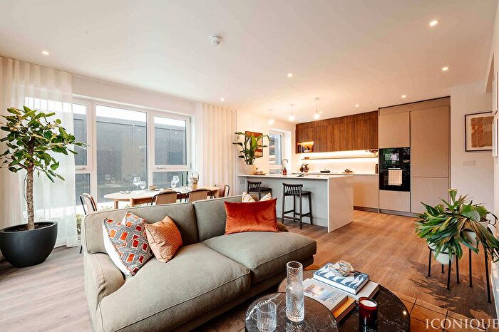 2 Bedroom Flat For Sale In Bow Common Lane, London, E3