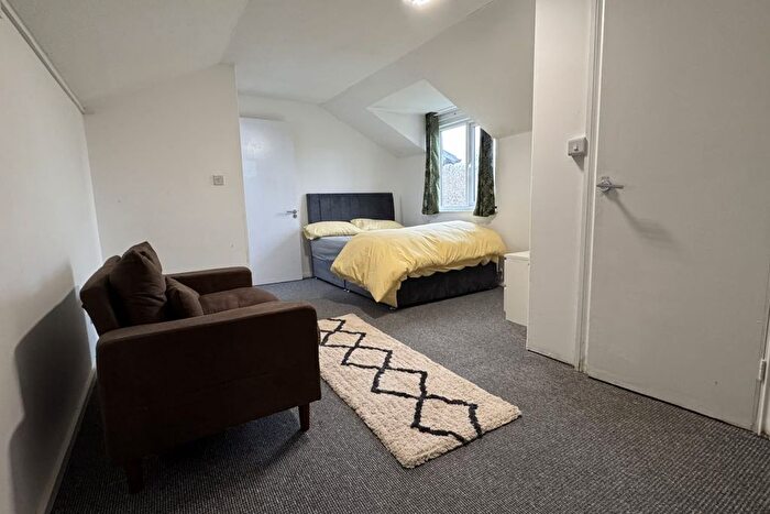 5 Bedroom Town House To Rent In Starling Walk, Hampton, TW12