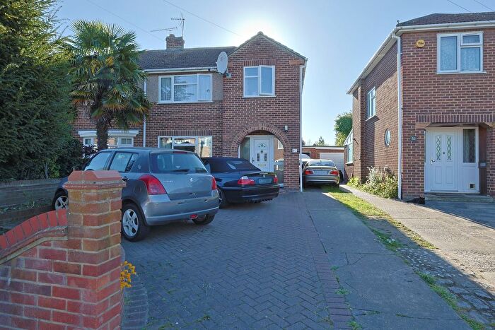 3 Bedroom Semi-detached House For Sale In Bullwell Crescent, Cheshunt, EN8