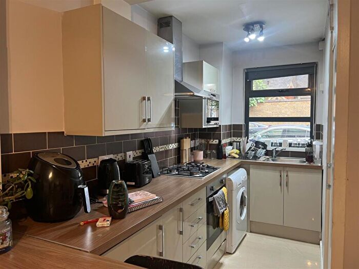 2 Bedroom Flat To Rent In Gwynne House, Turner Street, London, E1