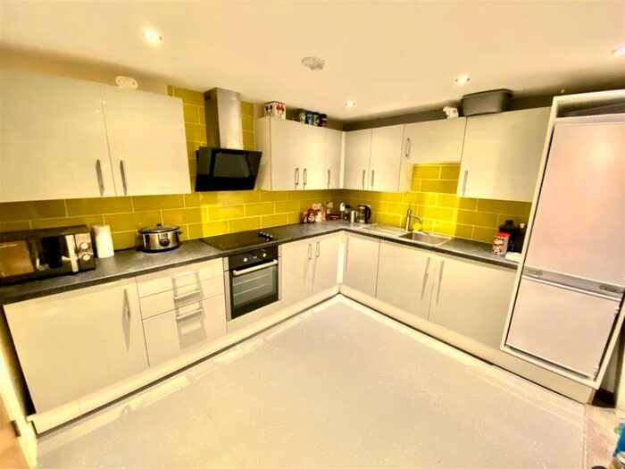 4 Bedroom Flat To Rent In Denby Street, Sheffield, S2