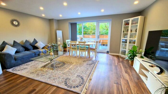 2 Bedroom Apartment To Rent In Spen Lane, Leeds, LS16