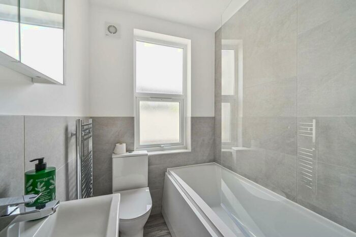 2 Bedroom Flat To Rent In Grove Road, London, , South Woodford, London, E18