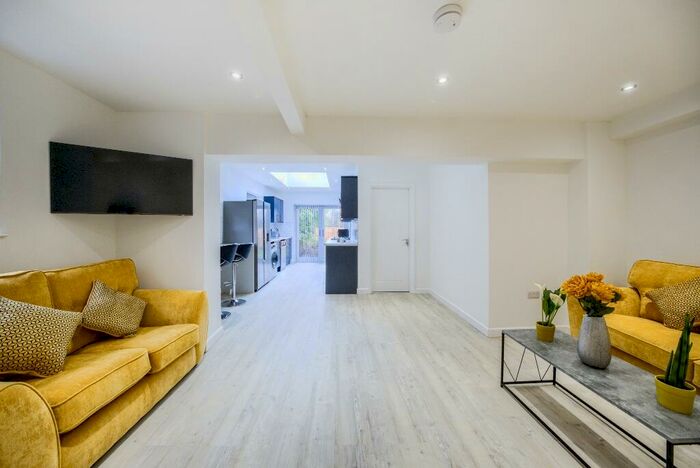 6 Bedroom Semi-Detached House To Rent In Knight Avenue, Coventry, West Midlands, CV1