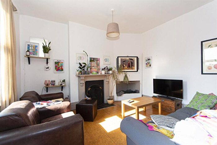 3 Bedroom Flat To Rent In Battersea Park Road, London, SW11