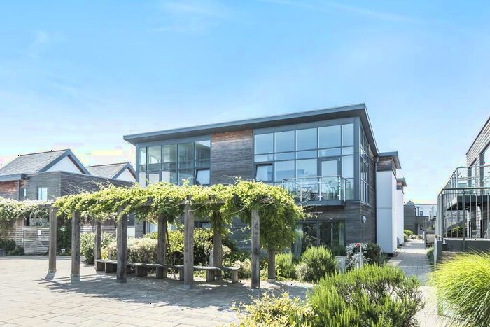 2 Bedroom Apartment To Rent In Parkway, Berkshire, RG14