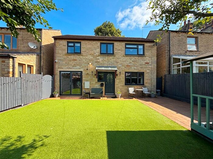 3 Bedroom Detached House For Sale In Dalton Green Lane, Huddersfield, HD5