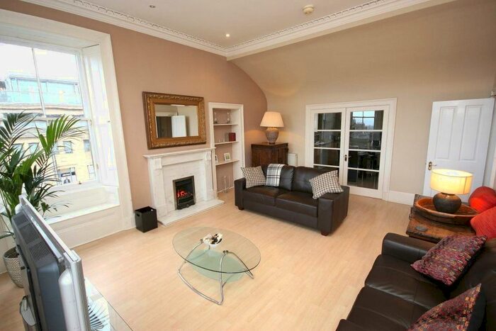 3 Bedroom Flat To Rent In George Street, New Town, Edinburgh, EH2