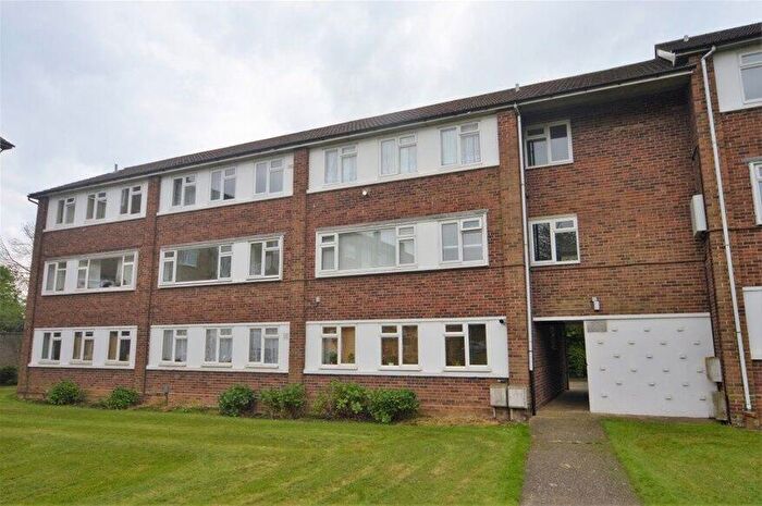 1 Bedroom Flat To Rent In The Ridgeway, St Albans, AL4