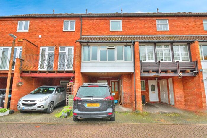 3 Bedroom Town House For Sale In Ironmonger Court, Milton Keynes, MK14