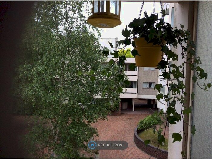 3 Bedroom Flat To Rent In Bloosmsbury Close Sf Ealing Common, London - Ealing Common, W5