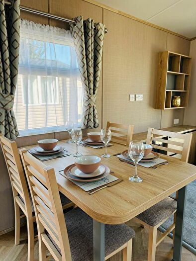2 Bedroom Mobile/park Home For Sale In The Fairway, Sandown, PO36