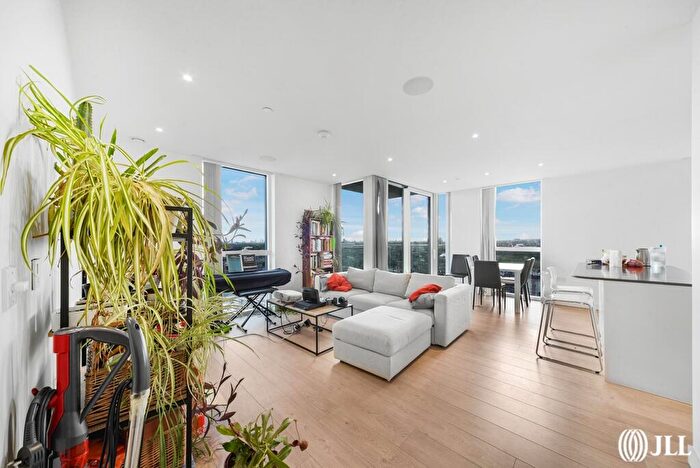 3 Bedroom Apartment To Rent In Woodberry Down London, N4