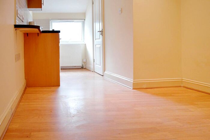 Studio To Rent In High Street, Acton, W3