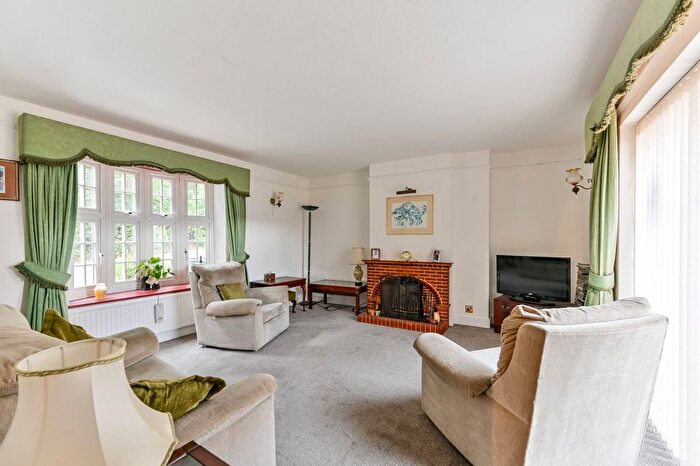 4 Bedroom Cottage For Sale In Fulmer Village, South Buckinghamshire, Slough, SL3