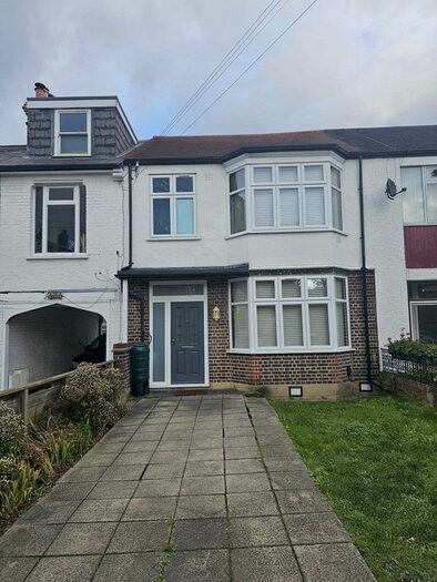 3 Bedroom Flat To Rent In Melford Road, Dulwich, SE22