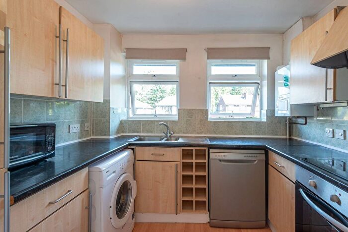 2 Bedroom Flat To Rent In Holden Road, Woodside Park, London, N12