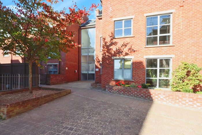 2 Bedroom Flat For Sale In Coopers Yard, Hitchin, SG5