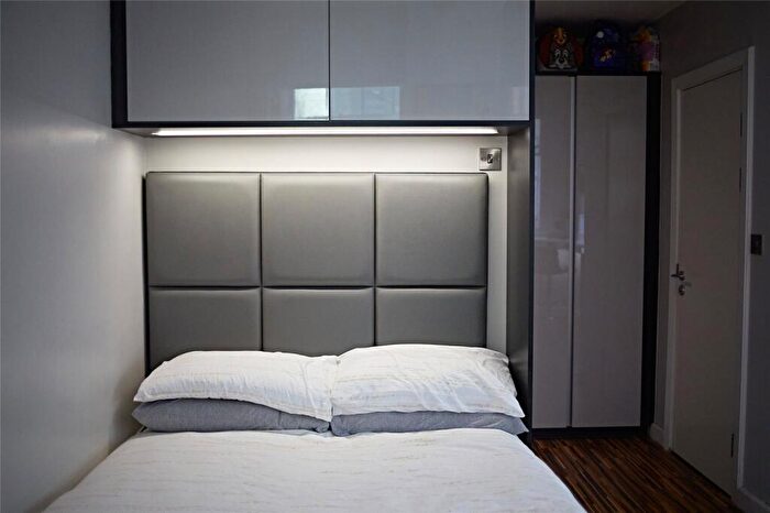 Apartment To Rent In Apt, Cross Street #, M2