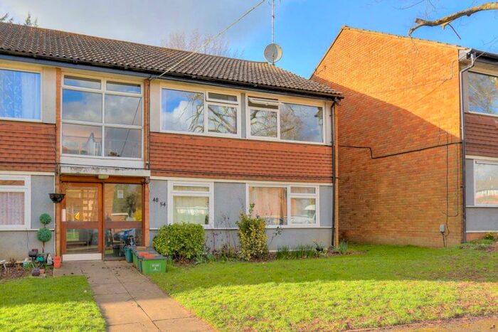 2 Bedroom Flat To Rent In Sherwoods Rise, Harpenden, Hertfordshire, AL5