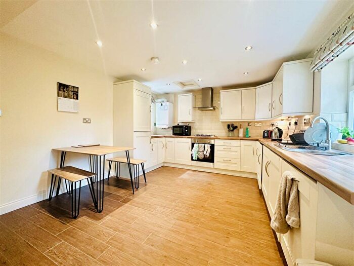 2 Bedroom Apartment To Rent In Elm Avenue, Beeston, Nottingham, NG9