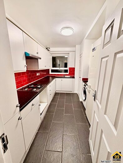 3 Bedroom Flat To Rent In Bowes Road, London, Enfield, N11