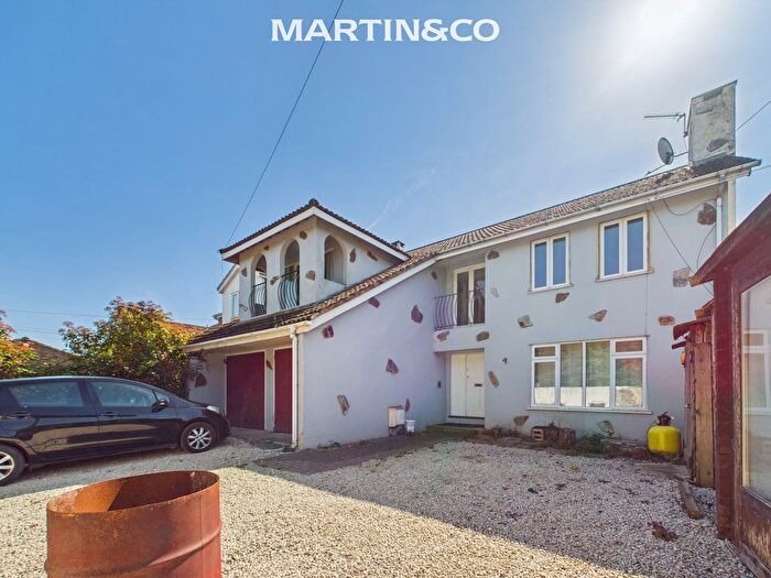 4 Bedroom Detached House For Sale In Hythe End Road, Wraysbury, TW19