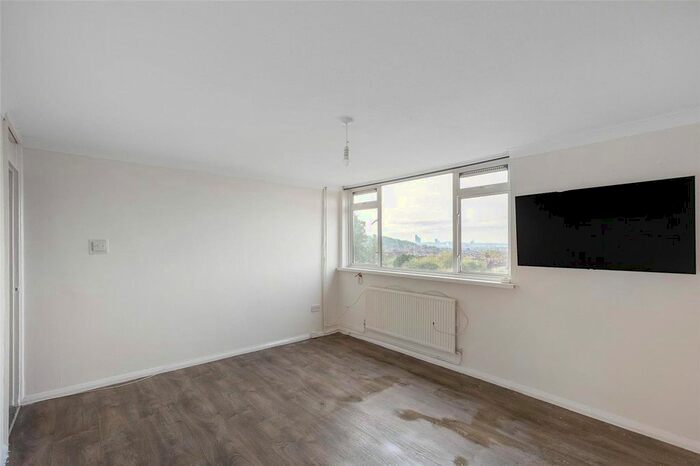 2 Bedroom Flat To Rent In The Lawns, London, SE19