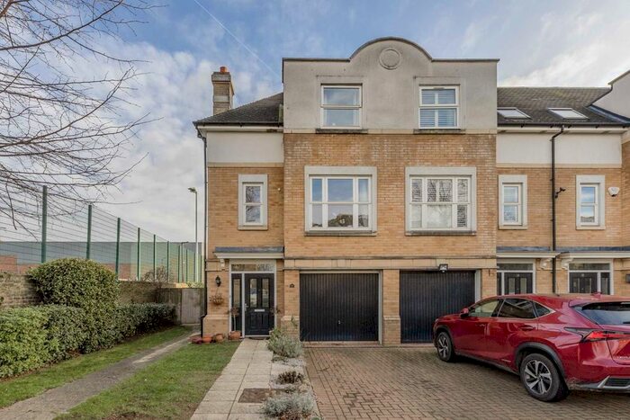 4 Bedroom Property To Rent In Meadowbank Close, Osterley, Isleworth, TW7