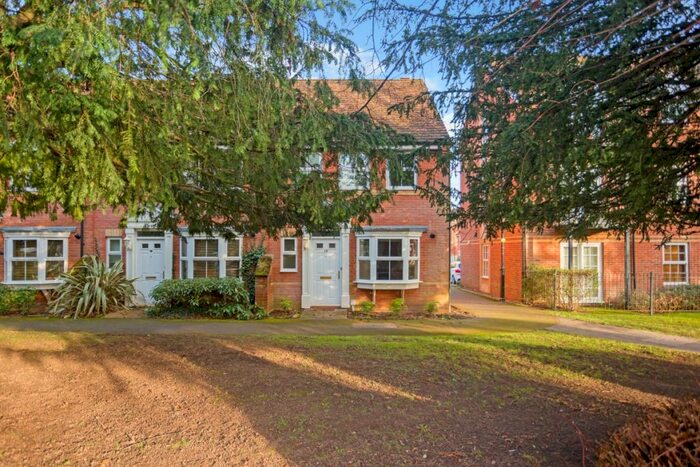3 Bedroom Semi-Detached House To Rent In Old College Road Newbury, RG14