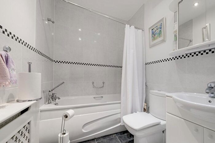 2 Bedroom Flat For Sale In Silverbell Court, Hoptree Close, Woodside Park, N12