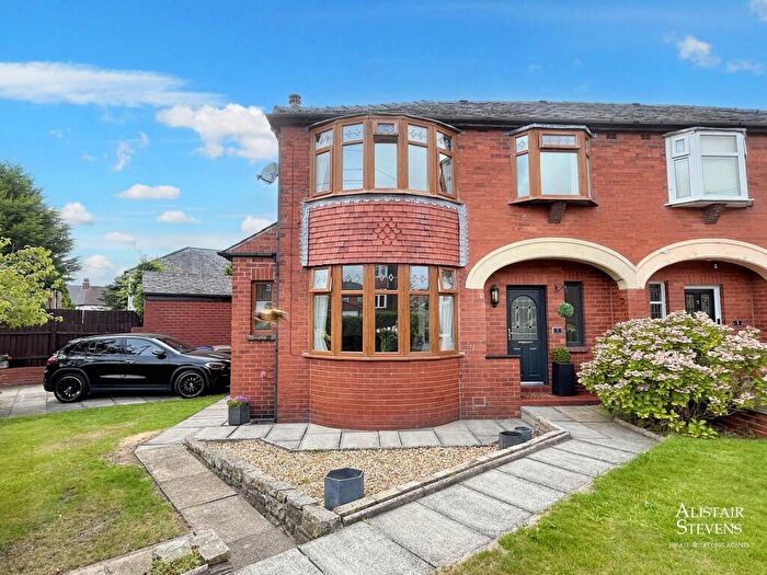 3 Bedroom Semi-Detached House For Sale In Kenilworth Road, Thornham, Rochdale, OL16