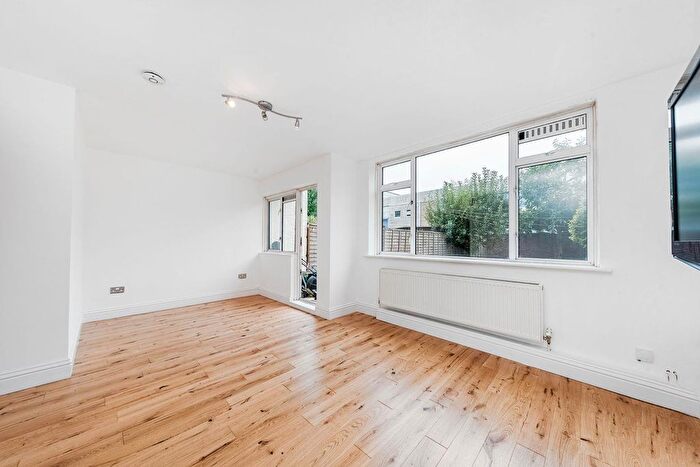 3 Bedroom Flat To Rent In Woods House, Patmore Estates, SW8