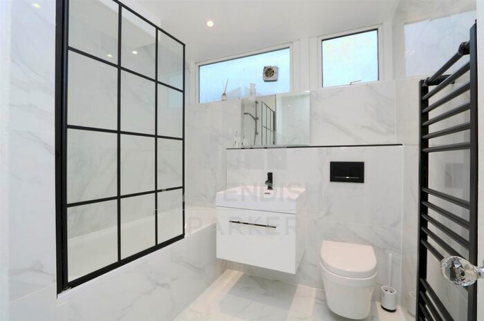 3 Bedroom Flat To Rent In Twyford Street, Islington, London, N1