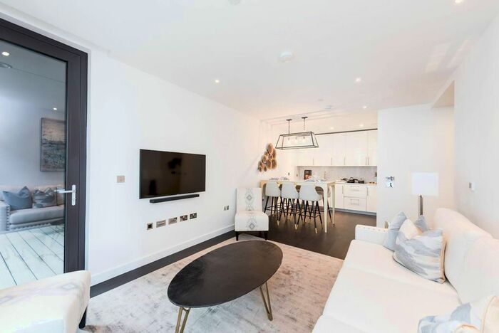 2 Bedroom Flat To Rent In Clownes Walk, Vauxhall, London, SW11