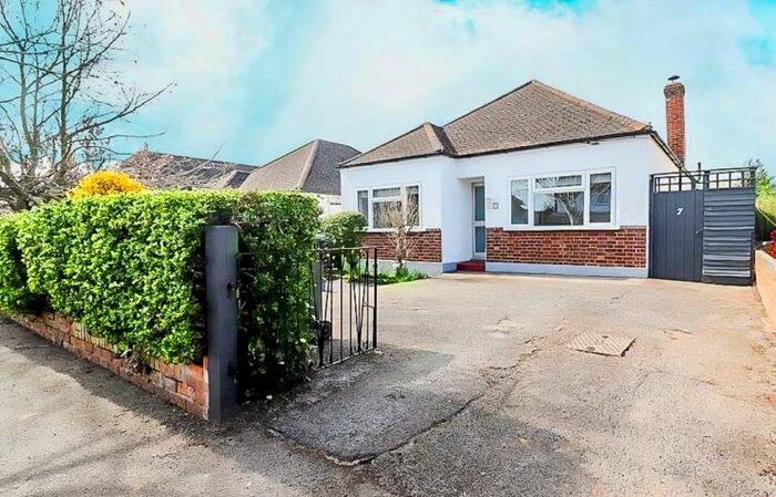 3 Bedroom Bungalow To Rent In Keston Avenue, New Haw, KT15